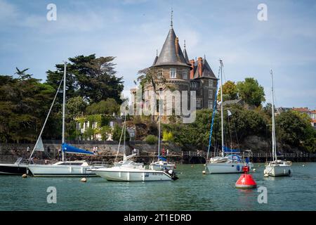 Pornic (Bretagne, nord-ouest de la France) : voiliers au mouillage et au château Banque D'Images