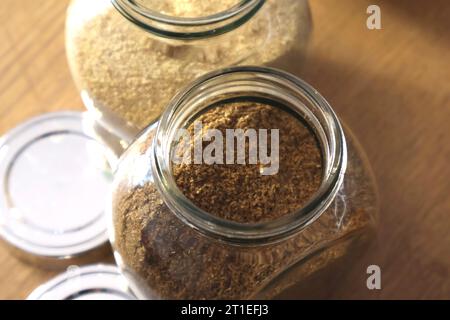 paprika fumé, ail séché et coriandre. Épicé dans les pots sur la table en bois.C Banque D'Images