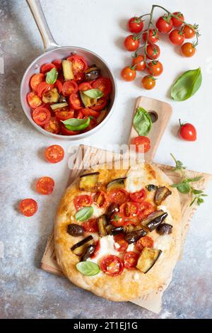 Pizza aux aubergines et tomates Banque D'Images