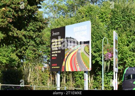 Panneaux touristiques vers le circuit de Spa-Francorchamps Banque D'Images