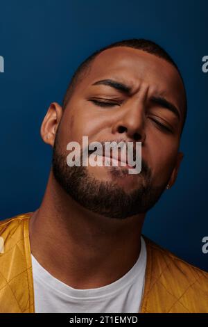 portrait de bel homme afro-américain satisfait avec la barbe fermant les yeux, concept de mode Banque D'Images