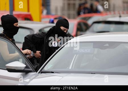 Arras, France. 13 octobre 2023. Arras, France. 13 octobre 2023. Des policiers français de l’unité SDAT (antiterrorisme) arrivent au lycée Gambetta à Arras, dans le nord-est de la France, le 13 octobre 2023, après qu’un enseignant ait été tué et deux autres personnes grièvement blessées dans une attaque au couteau, ont indiqué la police et des responsables régionaux. L'auteur a été arrêté par la police, a écrit le ministre de l'intérieur Gerald Darmanin sur X, anciennement Twitter. Photo de Ludovic MARIN/POOL/ABACAPRESS.COM crédit : Abaca Press/Alamy Live News crédit : Abaca Press/Alamy Live News Banque D'Images