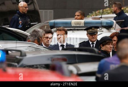 Arras, France. 13 octobre 2023. Arras, France. 13 octobre 2023. Le président français Emmanuel Macron (C) arrive au lycée Gambetta à Arras, dans le nord-est de la France, le 13 octobre 2023, après qu'un enseignant ait été tué et deux autres personnes grièvement blessées dans une attaque au couteau, ont déclaré la police et les responsables régionaux. L'auteur a été arrêté par la police, a écrit le ministre de l'intérieur Gerald Darmanin sur X, anciennement Twitter. Photo de Ludovic MARIN/POOL/ABACAPRESS.COM crédit : Abaca Press/Alamy Live News crédit : Abaca Press/Alamy Live News Banque D'Images