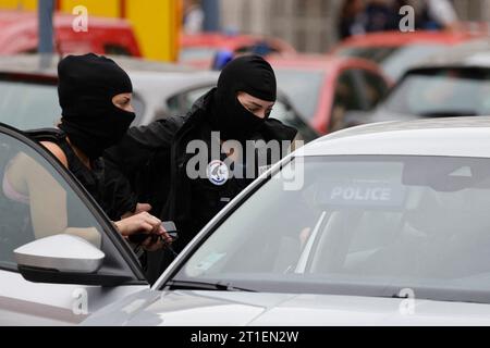 Arras, France. 13 octobre 2023. Arras, France. 13 octobre 2023. Des policiers français de l’unité SDAT (antiterrorisme) arrivent au lycée Gambetta à Arras, dans le nord-est de la France, le 13 octobre 2023, après qu’un enseignant ait été tué et deux autres personnes grièvement blessées dans une attaque au couteau, ont indiqué la police et des responsables régionaux. L'auteur a été arrêté par la police, a écrit le ministre de l'intérieur Gerald Darmanin sur X, anciennement Twitter. Photo de Ludovic MARIN/POOL/ABACAPRESS.COM crédit : Abaca Press/Alamy Live News crédit : Abaca Press/Alamy Live News Banque D'Images