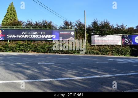 Panneaux touristiques vers le circuit de Spa-Francorchamps Banque D'Images