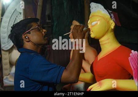 New Delhi, Delhi, Inde. 13 octobre 2023. Un artiste donne la touche finale à une idole religieuse lors d’un atelier avant le festival Durga Puja à New Delhi le 13 octobre 2023. (Image de crédit : © Kabir Jhangiani/ZUMA Press Wire) USAGE ÉDITORIAL SEULEMENT! Non destiné à UN USAGE commercial ! Banque D'Images