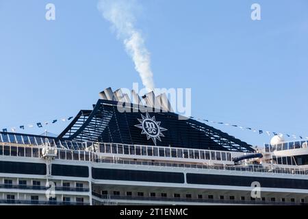 Trieste, Italie – 30 septembre 2023 : cheminées sur un navire de croisière MSC entre un ciel bleu Banque D'Images