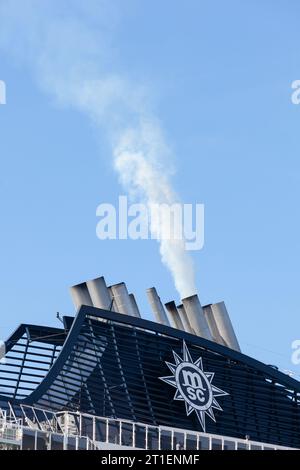 Trieste, Italie – 30 septembre 2023 : cheminées sur un navire de croisière MSC entre un ciel bleu Banque D'Images