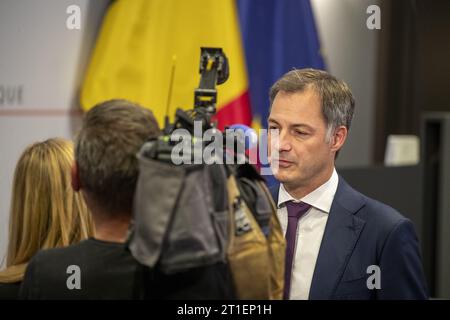 Bruxelles, Belgique. 13 octobre 2023. Le Premier ministre Alexander de Croo s'entretient avec la presse après une conférence de presse après une réunion du conseil des ministres du gouvernement fédéral, à Bruxelles, le vendredi 13 octobre 2023. Le conseil du ministre a abordé les questions à la suite de la crise actuelle entre le Moyen-Orient et Israël. BELGA PHOTO NICOLAS MAETERLINCK crédit : Belga News Agency/Alamy Live News Banque D'Images