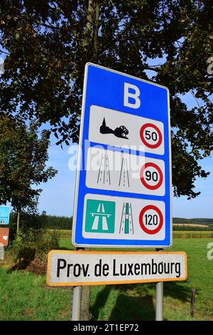 Panneaux frontaliers entrant à Gouvy, Belgique depuis le Luxembourg Banque D'Images