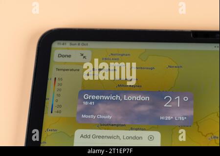 New York, États-Unis - 8 octobre 2023 : vérifier la température à l'extérieur dans la ville de Londres sur l'application en ligne ipad écran de tablette vue rapprochée Banque D'Images