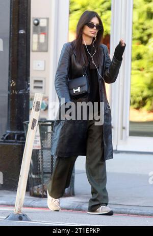 NEW YORK, NY- 13 OCTOBRE : Emily Ratajkowski a vu marcher dans le West Village à New York le 13 octobre 2023. Copyright : xRWx crédit : Imago/Alamy Live News Banque D'Images