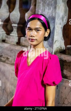 Une jeune belle fille philippine, habillée avec élégance pose pour la caméra à l'extérieur du sanctuaire archidiocésain de Sto, Nino dans le district de Tondo à Manille. Banque D'Images