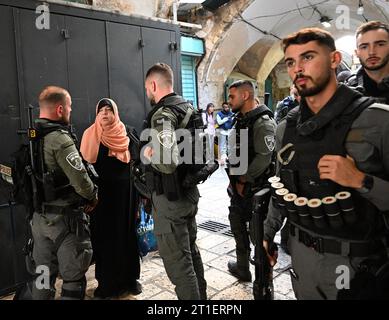 Vieille ville Jérusalem, Israël. 13 octobre 2023. La police des frontières israélienne arrête un musulman palestinien dans la vieille ville de Jérusalem lors de la première prière du vendredi à la mosquée Al Aqsa depuis que le Hamas a massacré 1 300 Israéliens, le vendredi 13 octobre 2023. Le Hamas a appelé vendredi à une «Journée de la rage» dans le monde entier. Photo de Debbie Hill/ crédit : UPI/Alamy Live News Banque D'Images