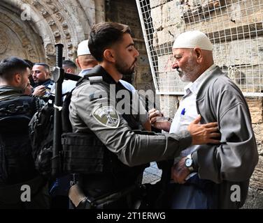 Vieille ville Jérusalem, Israël. 13 octobre 2023. La police des frontières israélienne attrape un musulman palestinien dans la vieille ville de Jérusalem, lors de la première prière du vendredi à la mosquée Al Aqsa depuis que le Hamas a massacré 1 300 Israéliens, le vendredi 13 octobre 2023. Le Hamas a appelé vendredi à une «Journée de la rage» dans le monde entier. Photo de Debbie Hill/ crédit : UPI/Alamy Live News Banque D'Images