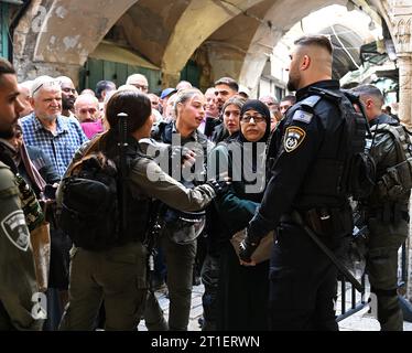 Vieille ville Jérusalem, Israël. 13 octobre 2023. La police des frontières israélienne limite les musulmans palestiniens de moins de 50 ans de l’enceinte de la mosquée Al Aqsa lors de la première prière du vendredi depuis que le Hamas a massacré 1 300 Israéliens, le vendredi 13 octobre 2023. Le Hamas a appelé vendredi à une «Journée de la rage» dans le monde entier. Photo de Debbie Hill/ crédit : UPI/Alamy Live News Banque D'Images