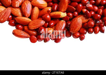 Amandes séchées dans un bol isolé sur fond blanc Banque D'Images