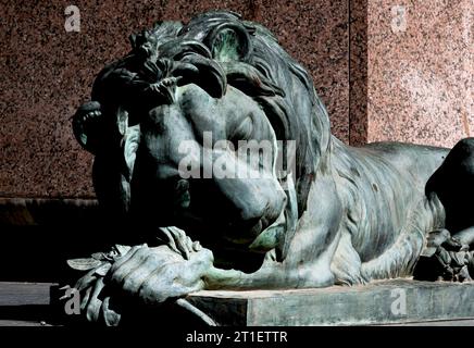 Photographié en couleur et en noir et blanc sur la façade de ce bâtiment historique représentant un certain caractère, animal ou fleur. Banque D'Images