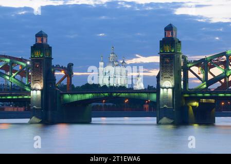 Cathédrale de Smolny dans l'alignement du pont de Pierre le Grand au crépuscule de mai. Saint-Pétersbourg, Russie Banque D'Images