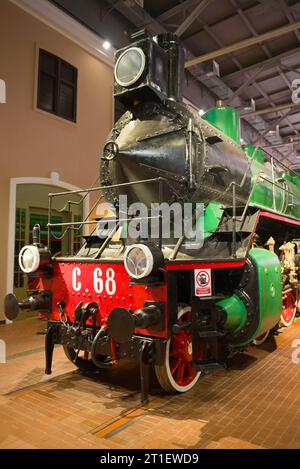 SAINT-PÉTERSBOURG, RUSSIE - AOÛT. 16, 2018 : partie avant d'une locomotive à vapeur C.68 (Sormovsky) gros plan. Musée des chemins de fer russes Banque D'Images