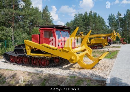SHARYA, RUSSIE - 07 AOÛT 2022 : chargeur à mâchoires LT-65 à l'exposition de matériel forestier par une journée ensoleillée d'août. Musée de la forêt Banque D'Images