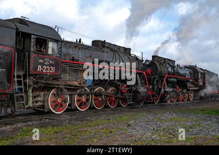 SORTAVALA, RUSSIE - 09 OCTOBRE 2022 : deux vieilles locomotives à vapeur en service de la série 'l' un matin d'octobre Banque D'Images