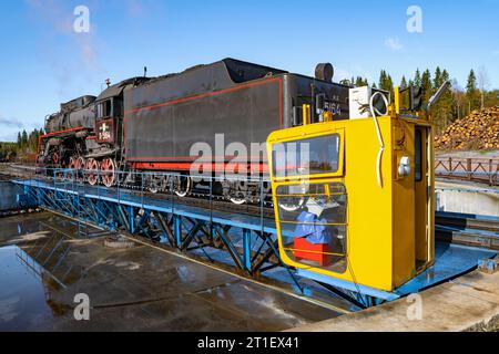 RUSKEALA, RUSSIE - 06 OCTOBRE 2023 : locomotive à vapeur L-5164, sur le plateau tournant par une journée ensoleillée d'octobre. Station Ruskeala Mountain Park Banque D'Images