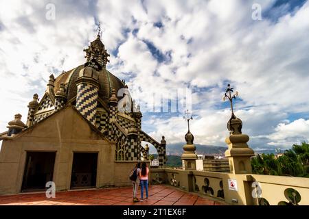 Medellin, Colombie - 10 janvier 2023 : deux jeunes femmes prenant des photos sur le toit du Palais culturel Rafael Uribe Banque D'Images