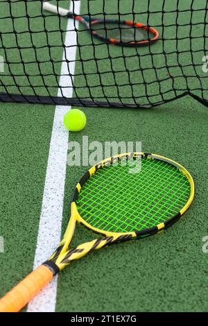 Deux raquettes de chaque côté du filet et une balle près de la ligne Banque D'Images