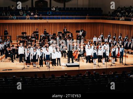 (231013) -- BEIJING, 13 octobre 2023 (Xinhua) -- des membres du Chœur de garçons de Vienne et du Chengdu Friends of Vienna Boys Choir se produisent à Chengdu, dans la province du Sichuan, dans le sud-ouest de la Chine, le 9 octobre 2023. L'Autriche, berceau de maîtres de musique tels que Wolfgang Amadeus Mozart, Franz Schubert et Franz Haydn, a une tradition musicale attirant les étudiants chinois qui aspirent à étudier la musique. De nombreux maîtres de musique autrichiens ont acquis une grande reconnaissance en Chine, avec leurs œuvres incorporées dans le programme chinois des établissements d'enseignement de la musique. L'Initiative ceinture et route, introduite par la Chine en 2013, a r Banque D'Images