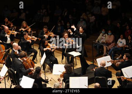 (231013) -- PÉKIN, 13 octobre 2023 (Xinhua) -- des artistes de l'Orchestre philharmonique de Vienne se produisent au Grand Théâtre de Tianjin, dans le nord de la Chine, Tianjin, le 8 juin 2023. L'Autriche, berceau de maîtres de musique tels que Wolfgang Amadeus Mozart, Franz Schubert et Franz Haydn, a une tradition musicale attirant les étudiants chinois qui aspirent à étudier la musique. De nombreux maîtres de musique autrichiens ont acquis une grande reconnaissance en Chine, avec leurs œuvres incorporées dans le programme chinois des établissements d'enseignement de la musique. L’initiative « ceinture et route », introduite par la Chine en 2013, a reçu des réponses positives et se poursuit Banque D'Images