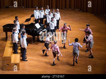 (231013) -- BEIJING, 13 octobre 2023 (Xinhua) -- des membres du Chœur de garçons de Vienne se produisent au Centre national des arts de la scène à Beijing, capitale de la Chine, le 14 octobre 2014. L'Autriche, berceau de maîtres de musique tels que Wolfgang Amadeus Mozart, Franz Schubert et Franz Haydn, a une tradition musicale attirant les étudiants chinois qui aspirent à étudier la musique. De nombreux maîtres de musique autrichiens ont acquis une grande reconnaissance en Chine, avec leurs œuvres incorporées dans le programme chinois des établissements d'enseignement de la musique. L'Initiative ceinture et route, introduite par la Chine en 2013, a reçu posit Banque D'Images