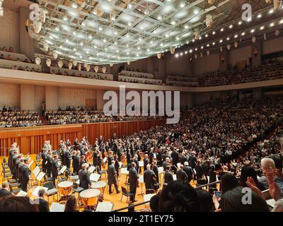 (231013) -- BEIJING, 13 octobre 2023 (Xinhua) -- le public applaudit une performance d'artistes de l'Orchestre philharmonique de Vienne au Centre national des arts de la scène à Beijing, capitale de la Chine, le 31 mai 2023. L'Autriche, berceau de maîtres de musique tels que Wolfgang Amadeus Mozart, Franz Schubert et Franz Haydn, a une tradition musicale attirant les étudiants chinois qui aspirent à étudier la musique. De nombreux maîtres de musique autrichiens ont acquis une grande reconnaissance en Chine, avec leurs œuvres incorporées dans le programme chinois des établissements d'enseignement de la musique. Introduction de l ' Initiative ceinture et route Banque D'Images