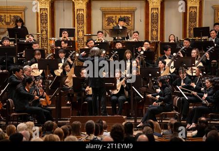 (231013) -- PÉKIN, 13 octobre 2023 (Xinhua) -- cette photo prise le 25 septembre 2023 montre un concert d'œuvres orchestrales chinoises interprété par l'Orchestre chinois de Suzhou dans la salle d'or du Wiener Musikverein à Vienne, en Autriche. L'Autriche, berceau de maîtres de musique tels que Wolfgang Amadeus Mozart, Franz Schubert et Franz Haydn, a une tradition musicale attirant les étudiants chinois qui aspirent à étudier la musique. De nombreux maîtres de musique autrichiens ont acquis une grande reconnaissance en Chine, avec leurs œuvres incorporées dans le programme chinois des établissements d'enseignement de la musique. L'initiative Belt and Road, intr Banque D'Images