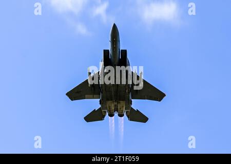 Un F-15E Strike Eagle décolle de la base aérienne Seymour Johnson, Caroline du Nord, le 4 octobre 2023. Photo de Kylie Barrow Banque D'Images