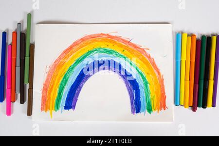 Dessin d'un enfant de 6 ans - un arc-en-ciel dessiné avec des stylos feutre dans un carnet de croquis Banque D'Images