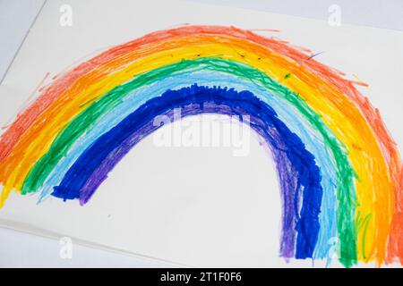 Dessin d'un enfant de 6 ans - un arc-en-ciel dessiné avec des stylos feutre dans un carnet de croquis Banque D'Images