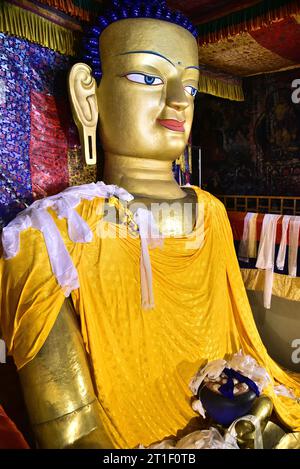 statue de cuivre de 12m de haut de bouddha doré avec de l'or, palais shey, ladakh, inde Banque D'Images