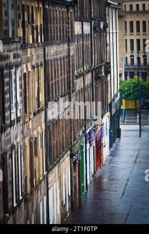 Une rue déserte à Édimbourg en Écosse avec d'anciennes maisons mitoyennes Banque D'Images