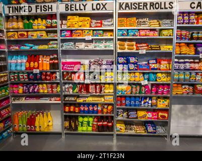 L’installation de l’artiste britannique Lucy Sparrow, « Feltz bagels », entièrement approvisionnée en fac-similés de produits en feutre, est vue dans le quartier d’East Village à New York le mercredi 4 octobre 2023. Le faux magasin d'alimentation propose des articles trouvés dans le magasin de bagels juif typique, mais faits de feutre. La marchandise en peluche est entièrement en vente et l’emporium « bagel » sera ouvert jusqu’au 31 octobre. (© Richard B. Levine) Banque D'Images