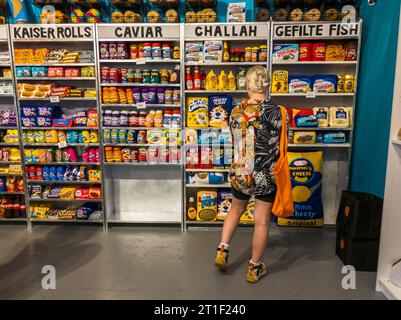 L’installation de l’artiste britannique Lucy Sparrow, « Feltz bagels », entièrement approvisionnée en fac-similés de produits en feutre, est vue dans le quartier d’East Village à New York le mercredi 4 octobre 2023. Le faux magasin d'alimentation propose des articles trouvés dans le magasin de bagels juif typique, mais faits de feutre. La marchandise en peluche est entièrement en vente et l’emporium « bagel » sera ouvert jusqu’au 31 octobre. (© Richard B. Levine) Banque D'Images