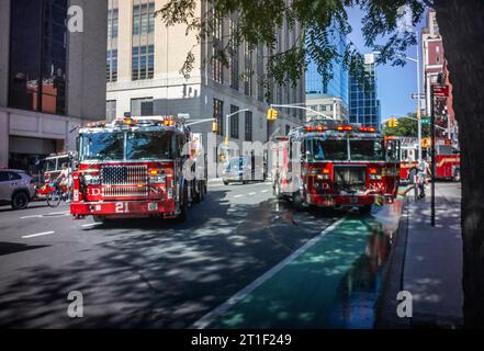 Les véhicules FDNY répondent à un appel dans un immeuble de Chelsea à New York le jeudi 5 octobre 2023. (© Richard B. Levine) Banque D'Images