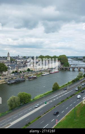 Angers, France, 2023. Depuis le Château d'Angers, l'autoroute longeant le Maine, avec des péniches et le pont de Verdun sur le fleuve (vertical) Banque D'Images