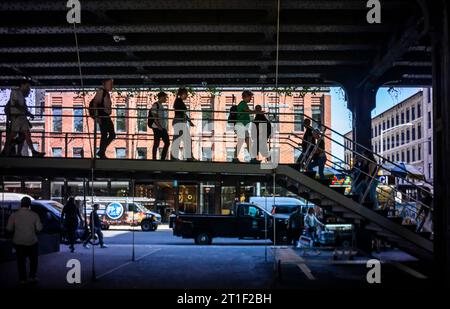 Les visiteurs doivent entrer et sortir du High Line Park à l'entrée de Gansevoort Street dans le Meatpacking District à New York le jeudi 5 octobre 2023. (© Richard B. Levine) Banque D'Images