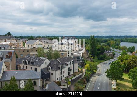 Angers, France, 2023. Vue sur les maisons bordant la voie express longeant la rivière Maine depuis le Château d'Angers Banque D'Images