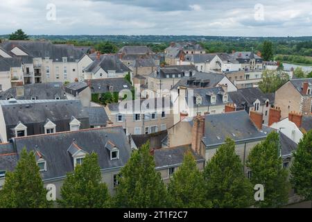 Angers, France, 2023. Vue sur les toits d'ardoise typiques des maisons bordant la rivière Maine vues depuis le Château d'Angers Banque D'Images