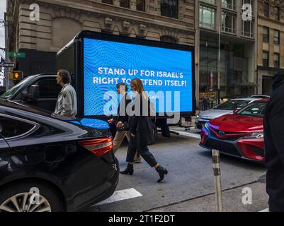 Un camion faisant de la publicité pour le soutien à Israël est lié à l'attaque terroriste du Hamas près de Times Square à New York le dimanche 8 octobre 2023. Un rassemblement « All Out for Palestine » a eu lieu en soutien à une Palestine libre malgré l’attaque terroriste du Hamas contre Israël. Le rassemblement a été organisé par les socialistes démocrates d'Amérique. (© Richard B. Levine) Banque D'Images