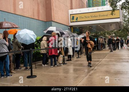 Les détenteurs de billets font la queue pour participer au Festival de New York au SVA Theatre de Chelsea à New York le samedi 7 octobre 2023. (© Richard B. Levine) Banque D'Images