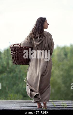 Pauvre femme de marché au Moyen âge pieds nus en vue arrière Banque D'Images