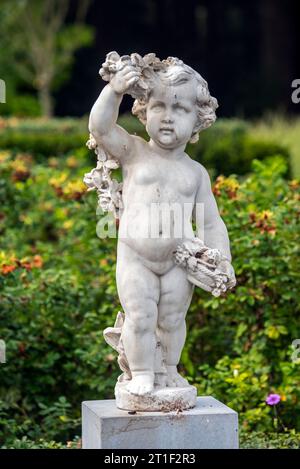 Statue d'ange couverte dans les excréments d'oiseaux dans le parc / jardin du château d'Ooidonk / Kasteel van Ooidonk à Sint-Maria-Leerne, Flandre orientale, Belgique Banque D'Images